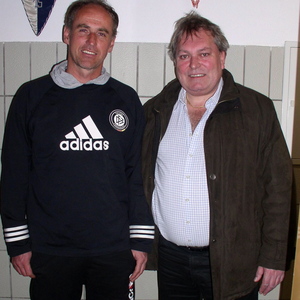 Rainer Schmalzl (l.) wurde von SV-Vorstand Heribert Dächert in Leonberg begrüßt.